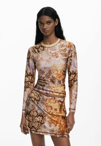 Langärmliges Kleid mit einem taillierten Oberteil und rüschierter Textur, das ein florales Muster in warmen Farben wie Orange, Beige und Braun aufweist.