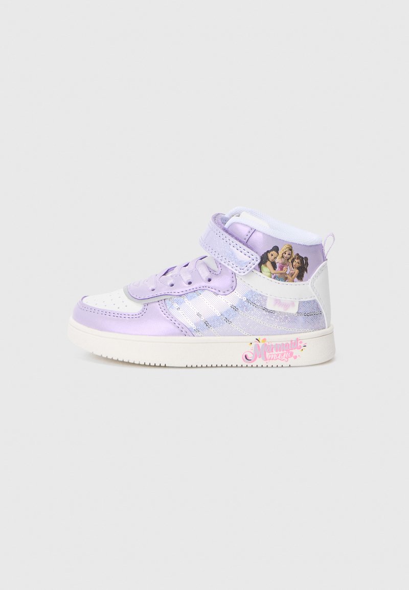 Hoog model schoen in lavendel en wit met pailletten strepen. Heeft een stoffen band, veters en een afbeelding van karakters aan de zijkant.