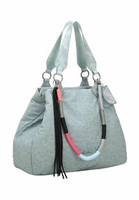 Sac à main léopard bleu clair avec une texture douce, doté de deux anses larges et d'accents en cordon colorés. Comprend un petit détail de tag.