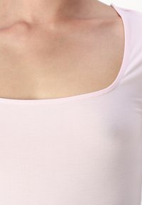Gina Tricot SOFT TOUCH TIGHT TOP - Majica kratkih rukava s printom - tender touch