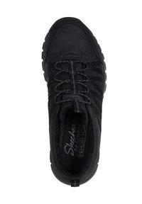 Scarpa sportiva nera con tomaia in pelle testurizzata, design con lacci elastici e soletta imbottita. Presenta una suola in gomma resistente.