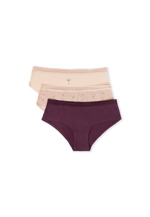 Trois ensembles de sous-vêtements pour femmes : un légèrement pêche avec un motif de boisson, un pêche rayé avec des motifs de boissons, et un uni violet foncé, en mélange de coton.