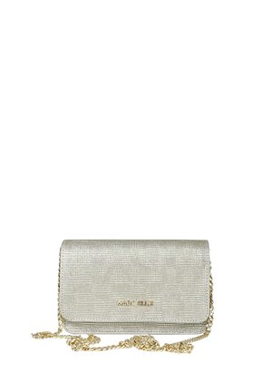 Piccola pochette metallica argentata con trama, dotata di tracolla a catena dorata e logo "Marc Ellis" in oro sulla patta anteriore.