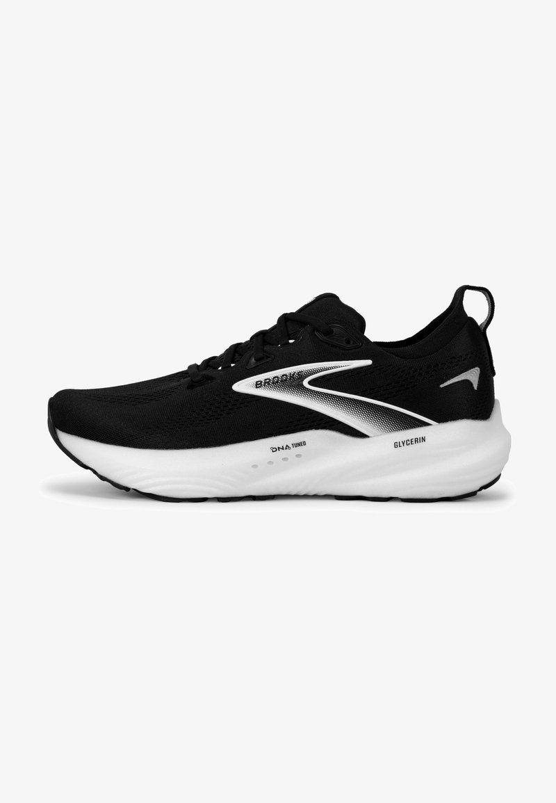 Chaussure de running noire et blanche avec semelle blanche, lacets noirs, tige en mesh respirant et logo de la marque sur le côté et le talon.