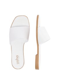Sandale albe plate, tip slip-on, cu o curea lată texturată și o talpă netedă. Au un design minimalist, cu o talpă de culoare naturală.
