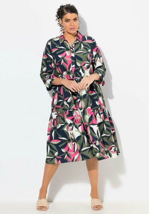 Kragenmaxikleid in Dunkelgrün mit floralem Muster, das rosa, weiß und marineblaue Akzente aufweist, gestuftes Design und Dreiviertelärmel.