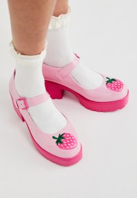 TIRA MARY JANES STRAWBERRY CHEESECAKE EDITION - Cipele na petu s platformom - pink