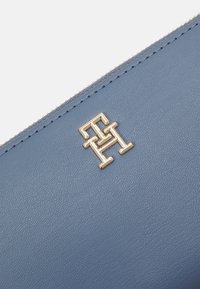 Tommy Hilfiger DISTINCT - Lompakko - faded ink