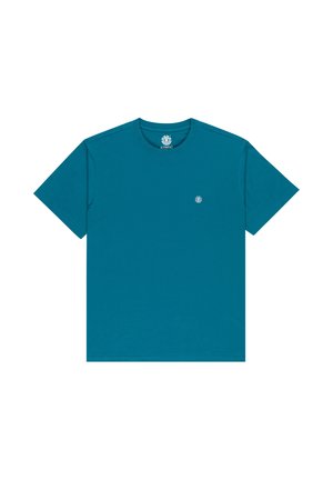 Yksivärinen petroolin sininen lyhythihainen pyöreäkauluksinen t-paita, jossa vasemmassa rinnassa pieni valkoinen pyöreä logo ja kauluksen sisäpuolella painettu merkkitunnus.