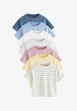 Seks t-shirts med rund hals og korte ærmer i lagdelt arrangement, farver fra top til bund: blå, lyseblå, hvid, lysegrå, pink, gul og hvid med tynde blå striber.