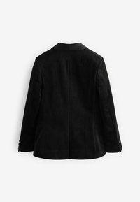 Blazer en daim noir avec une texture lisse, revers à cran et poignets boutonnés. Présente une silhouette ajustée et un design à couture centrale au dos.