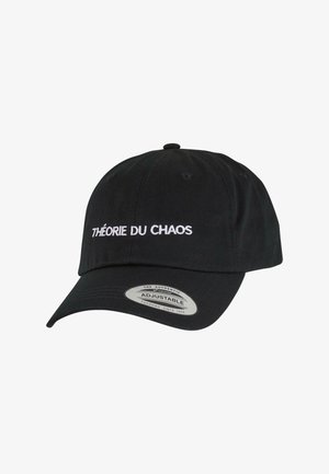 Fekete állítható baseball sapka, pamutból készült, elöl fehér hímezett "THÉORIE DU CHAOS" felirattal. Szellőzőnyílásokkal a tetején.
