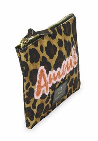 Pouch met luipaardprint en een gouden rits, voorzien van roze en rode "Austina" borduursels en een zwart Codello logo patch.