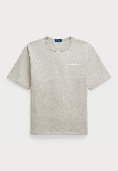 T-shirt in cotone grigio con maniche corte, scollatura rotonda e un piccolo logo bianco sulla parte sinistra del petto. Vestibilità casual e texture liscia.