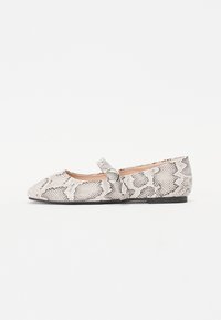 Ballettflats med rund tå, dekorert med et slangeskinnsmønster i beige og svart, aksentuert med en stropp og en sirkulær spenne.