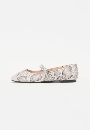 Ballerine con punta arrotondata, caratterizzate da un motivo a stampa serpente in beige e nero, arricchite da una fascia e un dettaglio con fibbia circolare.
