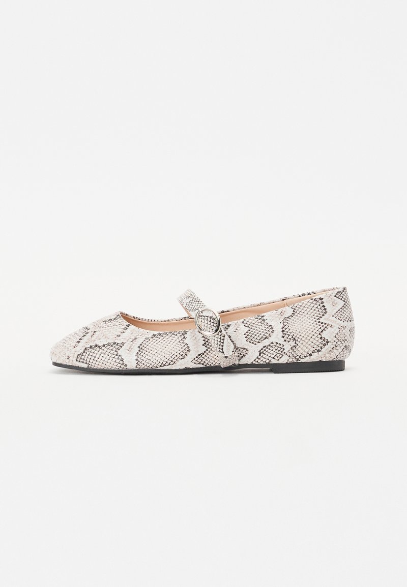 Ballettflats med rund tå, dekorert med et slangeskinnsmønster i beige og svart, aksentuert med en stropp og en sirkulær spenne.