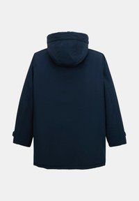 Parka marine avec capuche, manches longues, coupe droite et texture lisse. Pas de fermetures apparentes ni de motifs.