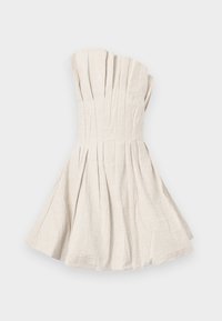 Robe sans bretelles de couleur beige clair, confectionnée en tissu texturé, avec de multiples plis verticaux et une jupe évasée.