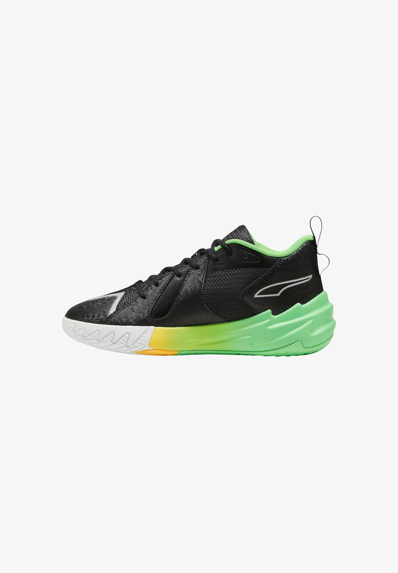 Schwarze Sportschuhe mit einem strukturierten Obermaterial, grünen Akzenten und einer robusten weißen und gelben Sohle. Verfügt über eine Fersenschlaufe für ein einfaches Anziehen.