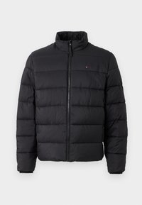 Geacă puffer neagră, cu guler înalt, închidere cu fermoar și model matlasat orizontal. Fabricată dintr-un material sintetic neted și ușor.