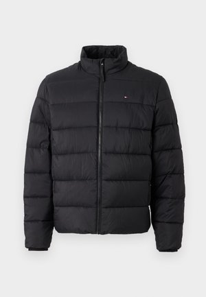 Giacca a vento nera con colletto alto, chiusura con zip e motivo a righe orizzontali in trapuntato. Realizzata in tessuto sintetico liscio e leggero.