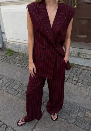 NA-KD Housut - burgundy pink stripe