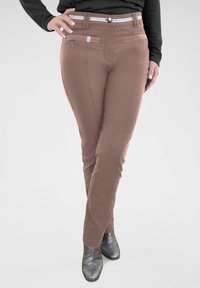 Braune, schlank geschnittene Hosen mit glatter Textur, mit einem weiß gestreiften Taillenbund, vorderen und hinteren Taschen sowie einem Reißverschlussdetail.