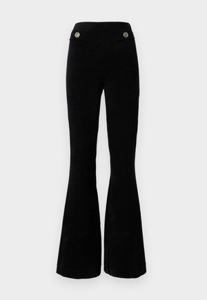 Pantalons noirs évasés en tissu texturé, dotés d'une taille haute, de deux boutons dorés à l'arrière et d'une coupe ajustée le long de la jambe.