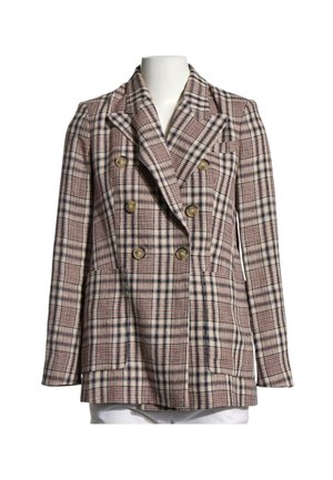 Double-breasted geruite blazer met bruine, zwarte en beige ruiten, voorzien van zes knopen en voorzakken met klep op een wit mannequintorso.