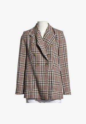 Blazer cruzado de cuadros con estampado marrón, negro y beige, con seis botones y bolsillos delanteros con solapa sobre un torso de maniquí blanco.