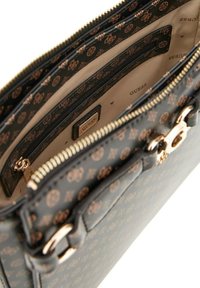 Borsa a tracolla nera con zip e hardware dorato, dotata di un interno con molteplici scomparti e una fodera decorata con il logo del marchio.