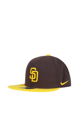 Berretto da baseball con visiera piatta in marrone scuro e giallo con logo "SD" giallo davanti e swoosh Nike giallo sul lato.