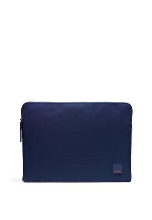 Navyblå rektangulær laptopveske med glidelåslukking og liten SVMS-logo i nedre høyre hjørne.