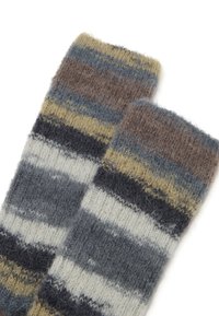 Stricksocken mit einer Mischung aus grauen, braunen und cremigen Streifen in unterschiedlichen Breiten, gefertigt aus einem weichen, flauschigen Material.