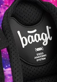Černá ergonomická stélka s logem "baagl"; má tečkovanou síťovanou texturu a tvarovaný design. Zvýrazněný text: "ERGO ANATOMICKÝ SYSTÉM."