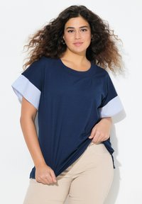 Ulla Popken STRIPED TRIM SHORT SLEEVE - Camiseta estampada - inky blue
