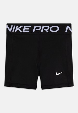 Črne športne kratke hlače z širokim elastičnim pasom, označenim z "NIKE PRO" v beli barvi. Na sprednji strani je majhen beli Nike logo.