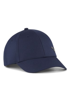 Marineblå baseballkasket med buet skygge, ventilationshuller og lille metallogo på frontpanelet, vist på hvid baggrund.