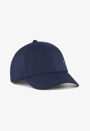 Marineblaue Baseballkappe mit gebogenem Schirm, Lüftungsösen und kleinem Metalllogo auf der Vorderseite, auf weißem Hintergrund dargestellt.