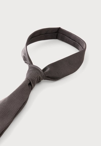 Cravate texturée gris foncé avec un nœud, présentée à plat avec la boucle ouverte sur fond blanc.