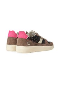Un paio di sneaker basse in suede marrone, con lati in glitter nero, accenti beige, linguette sul tallone in pelliccia rosa e suole in gomma crema.