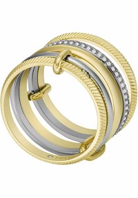 Bague multi-bande en or et argent avec des bords texturés ; une bande est ornée de pierres transparentes. Présente une finition lisse avec une légère brillance.
