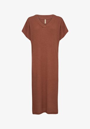 Roostevärvi kudumkleit, V-kaelusega, lühikeste dolman-sigarettidega ja vabalt langemisega, ulatudes põlve keskossa, millel on peene tekstuur.