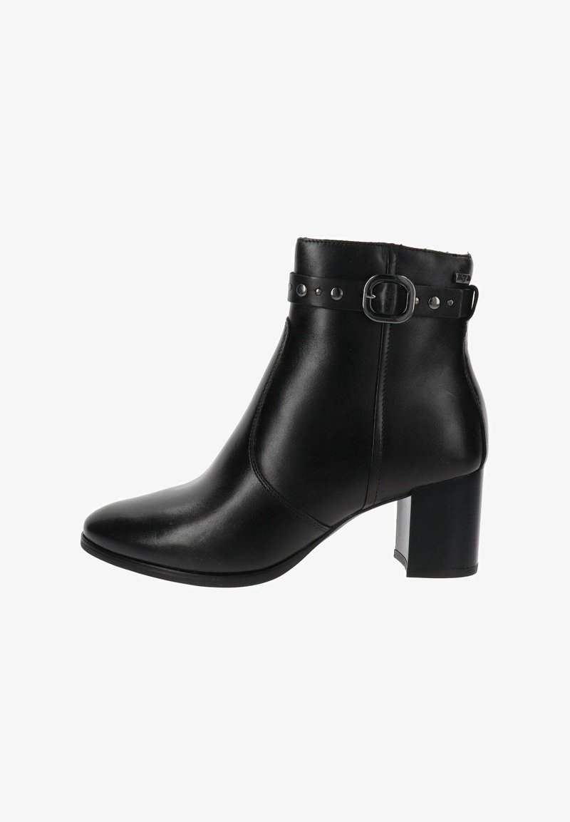 Bottine en cuir noir avec un talon carré, une sangle décorative et un détail de boucle autour du bord supérieur.