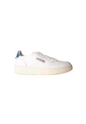 Sneaker bianca bassa con suola beige, linguetta posteriore blu, lacci e una piccola patch con la bandiera americana sul lato.