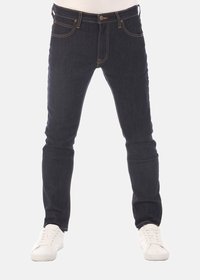 Donker gewassen denim jeans met een slim fit, vijf-pocket ontwerp, contrasterende stiksels en een knoopsluiting. Gecombineerd met witte sneakers.