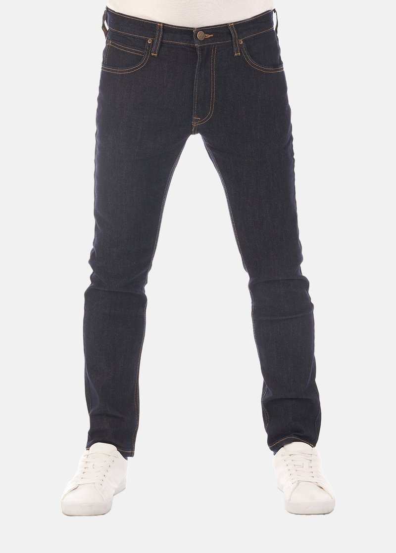 Donker gewassen denim jeans met een slim fit, vijf-pocket ontwerp, contrasterende stiksels en een knoopsluiting. Gecombineerd met witte sneakers.