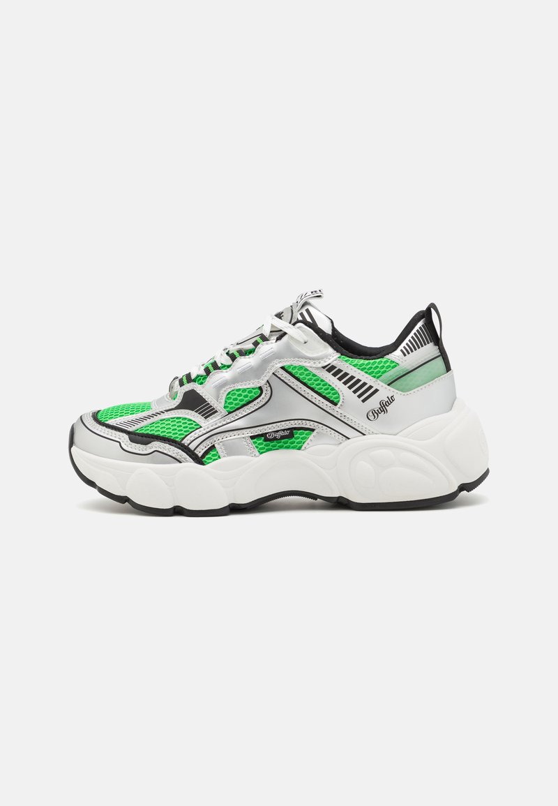 Fette Sneaker mit einem silbernen, grünen und schwarzen Mesh-Design. Ausgestattet mit dicken weißen Sohlen, kontrastierenden Linien und einem gepolsterten Kragen für Komfort.