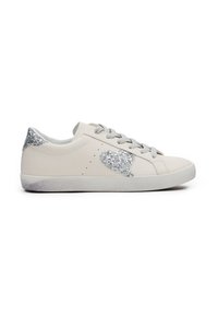 Zapatillas de piel beige con un acento de corazón de purpurina plateada texturizada y talón. Presentan cordones grises y una suela de goma gris claro.